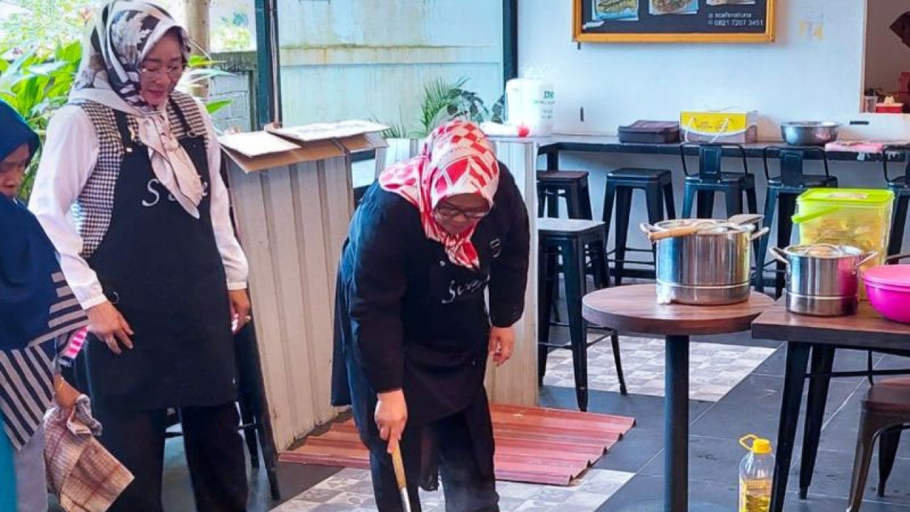Wakil Gubernur Kepuluan Riau (Kepri), Marlin Agustina saat mencontohkan dalam kegiatan pelatihan memasak hasil laut di Natuna, Kepri, Jumat (3/3). (ANTARA/Cherman)