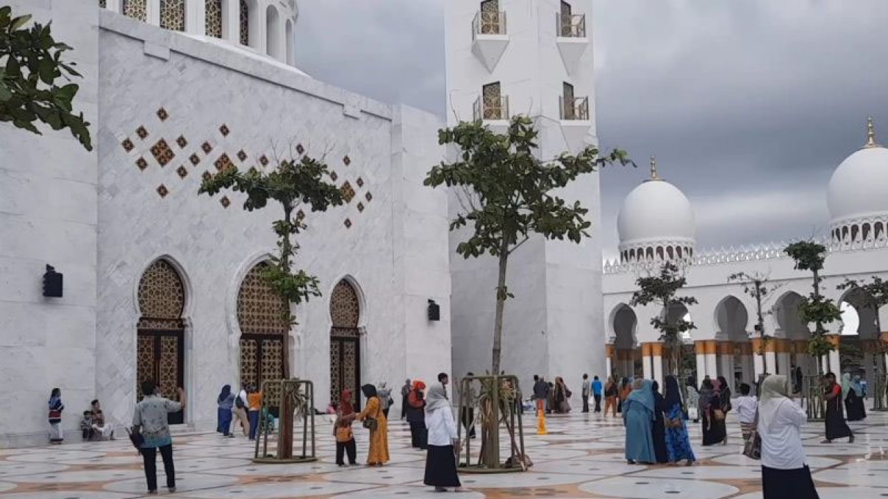 Para pengunjung menikmati bangunan megah Masjid Sheikh Zayed Solo, Selasa (7/3/2023). ANTARA/Aris Wasita