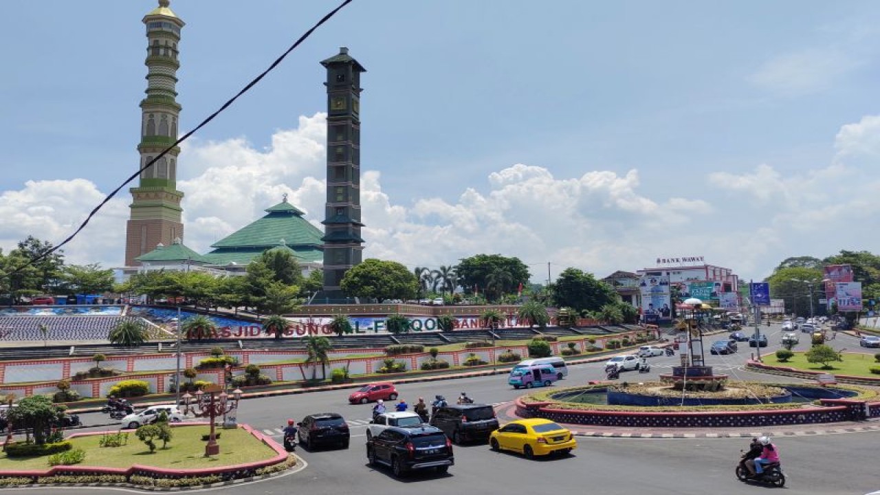 Masjid Agung Alfurqon Kota Bandarlampung. Senin, (20/3/2023). (ANTARA/Dian Hadiyatna)
