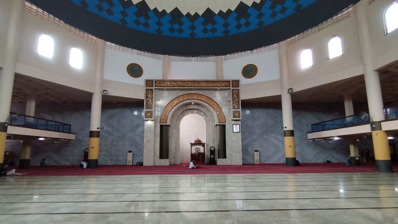 Suasana Masjid Raya Bandung, Kota Bandung, Jawa Barat, saat hari pertama bulan Ramadhan, Kamis (23/3/2023). (ANTARA/Bagus Ahmad Rizaldi)