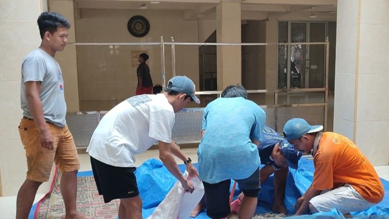 Warga berjibaku membersihkan reruntuhan kubah masjid Ittifaqul Jamaah usai amruk hingga mengenai jamaah di Jalan Barukang II, Kecamatan Ujung Tanah, Makassar, Sulawesi Selatan, Senin (27/3/2023). ANTARA/Darwin Fatir.