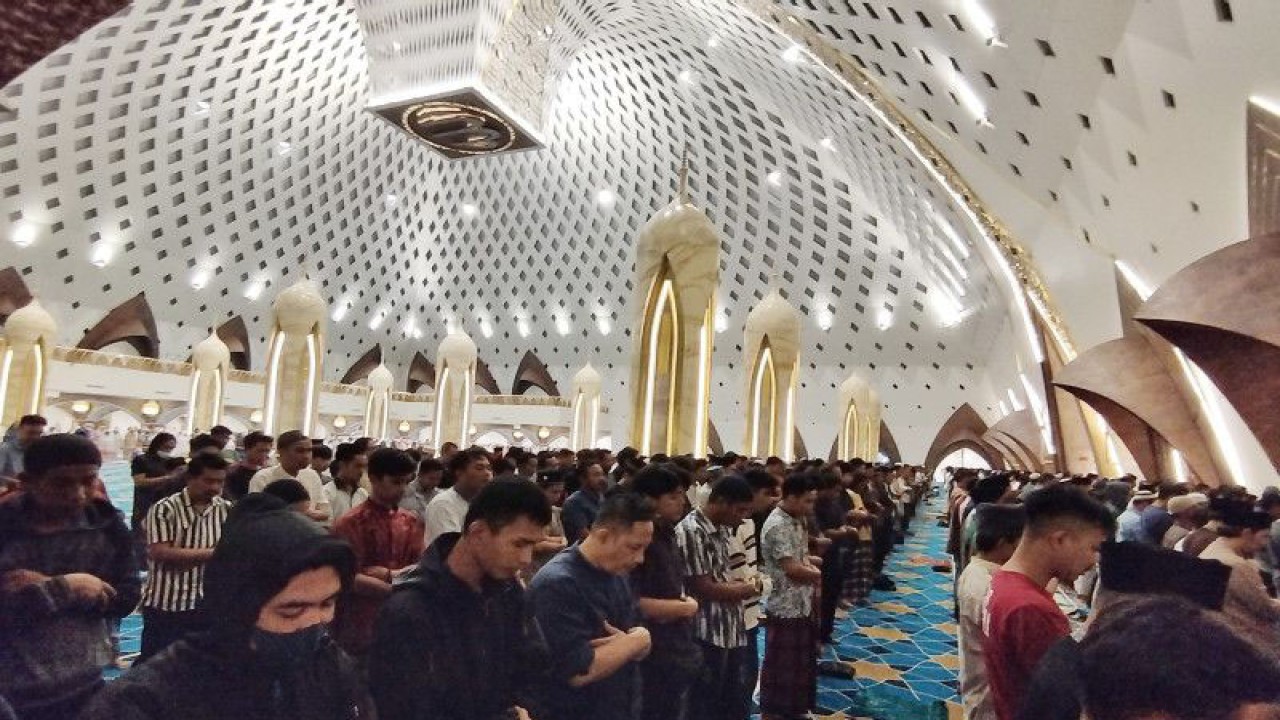 Umat Muslim mengikuti salat tarawih pertama di Masjid Raya Al Jabbar, Kota Bandung, Jawa Barat, Rabu (22/3/2023). (ANTARA/Bagus Ahmad Rizaldi)