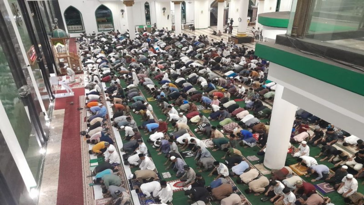 Ribuan jamaah menjalankan ibadah shalat tarawih pada hari pertama bulan suci Ramadhan di masjid raya Al-Munawwar Kota Ternate, Kamis (23/3/2023). ANTARA/Abdul Fatah.