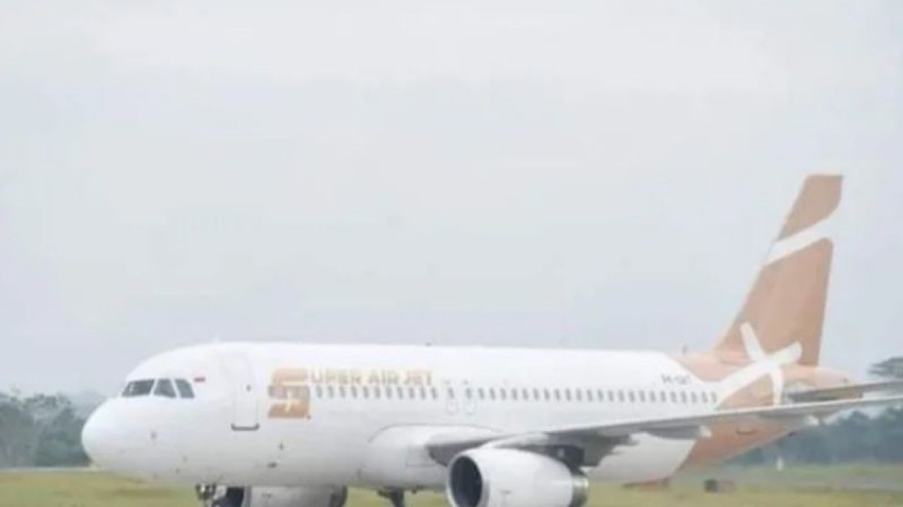Maskapai Super Air Jet saat tinggal landas di Bandara APT Pranoto Samarinda. (ANTARA/Fandi)