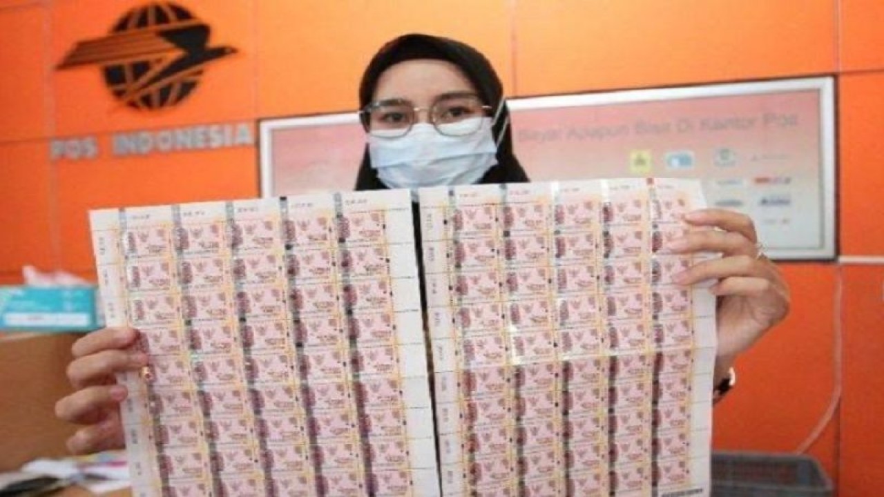 Petugas Kantorpos menunjukkan meterai tempel. PT Pos Indonesia mengimbau masyarakat membeli meteri di kantor pos atau aplikasi Pospay untuk menghindari produk palsu. (Antara/HO/Pos Indonesia)
