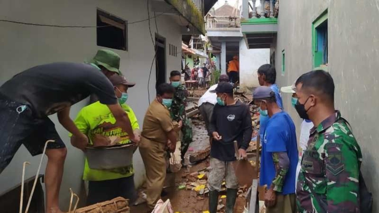 Masyakat bersama TNI, polri dan BPBD Kabupaten Magelang kerja bakti singkirkan puing-puing ledakan. (ANTARA/Heru Suyitno)