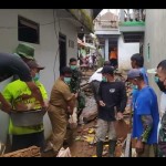 Masyarakat singkirkan puing-puing ledakan bahan mercon di Magelang-1679907704