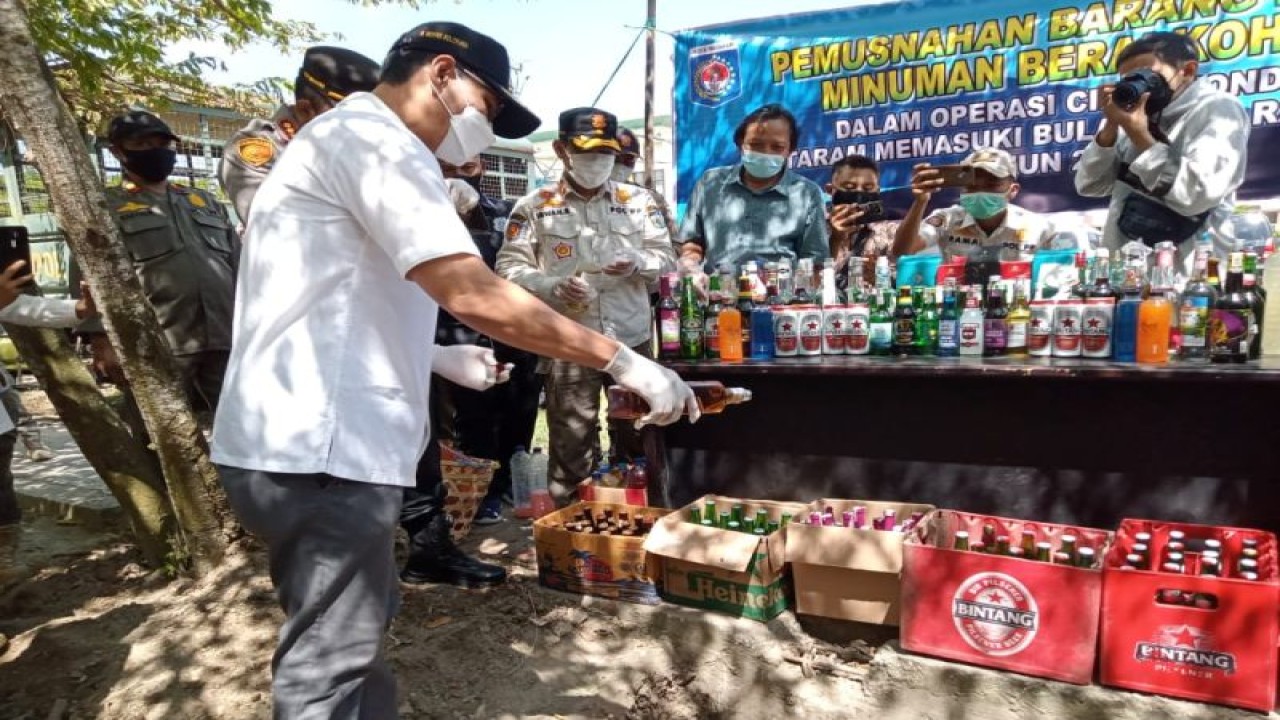 Dokumen: kegiatan pemusnahan ratusan botol barang bukti minuman beralkohol dari kegiatan operasi cipta kondisi oleh Satpol PP Kota Mataram, Provinsi Nusa Tenggara Barat. (Foto: ANTARA/Nirkomala)