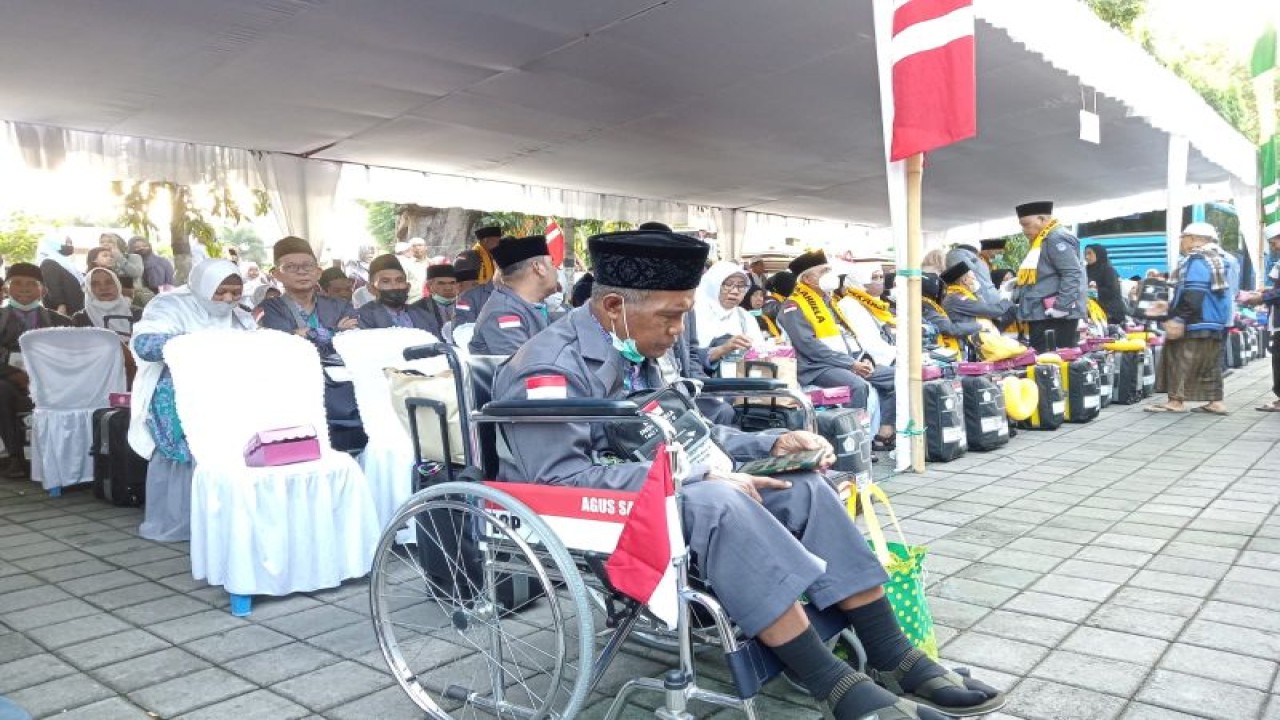 Dokumen: kegiatan pelepasan jemaah haji asal Kota Mataram, Provinsi Nusa Tenggara Barat, tahun 2022. (Foto: ANTARA/Nirkomala)
