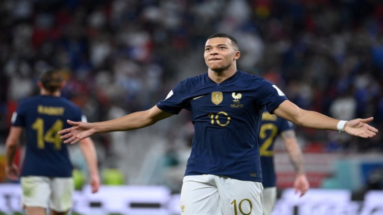 Penyerang Prancis Kylian Mbappe merayakan gol dalam pertandingan 16 besar Piala Dunia 2022 antara Prancis dan Polandia diu Stadion Al-Thumama di Doha pada 4 Desember 2022. ANTARA/AFP/FRANCK FIFE