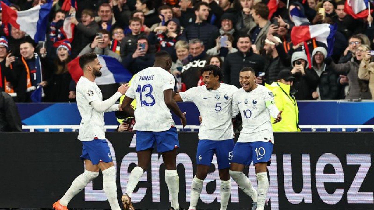 Kylian Mbappe merayakan gol keempat timnas Prancis yang dicetak dalam pertandingan Grup B kualifikasi Piala Eropa 2024 di Stade de France pada 2 Maret 2023. ANTARA/AFP/ANNE-CHRISTINE POUJOULAT