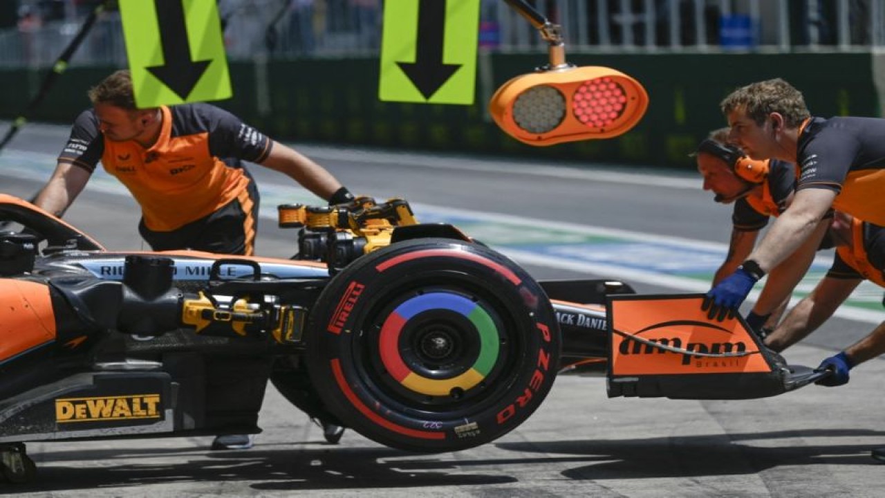 Arsip - Kru tim McLaren mendorong mobil Lando Norris ke dalam garasi pada sesi latihan bebas kedua Grand Prix Brazil, Autodromo Jose Carlos Pace, Interlagos, Sao Paulo. (12/11/2022) (AFP/MAURO PIMENTEL)