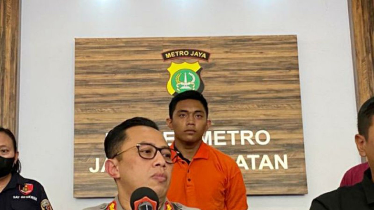 Tersangka berinisial MDS berumur 20 tahun (baju oranye) yang diduga menganiaya korban berinisial D (17) di kawasan Ulujami, Pesanggrahan, Jakarta, Rabu (22/2/2023). ANTARA/Luthfia Miranda Putri