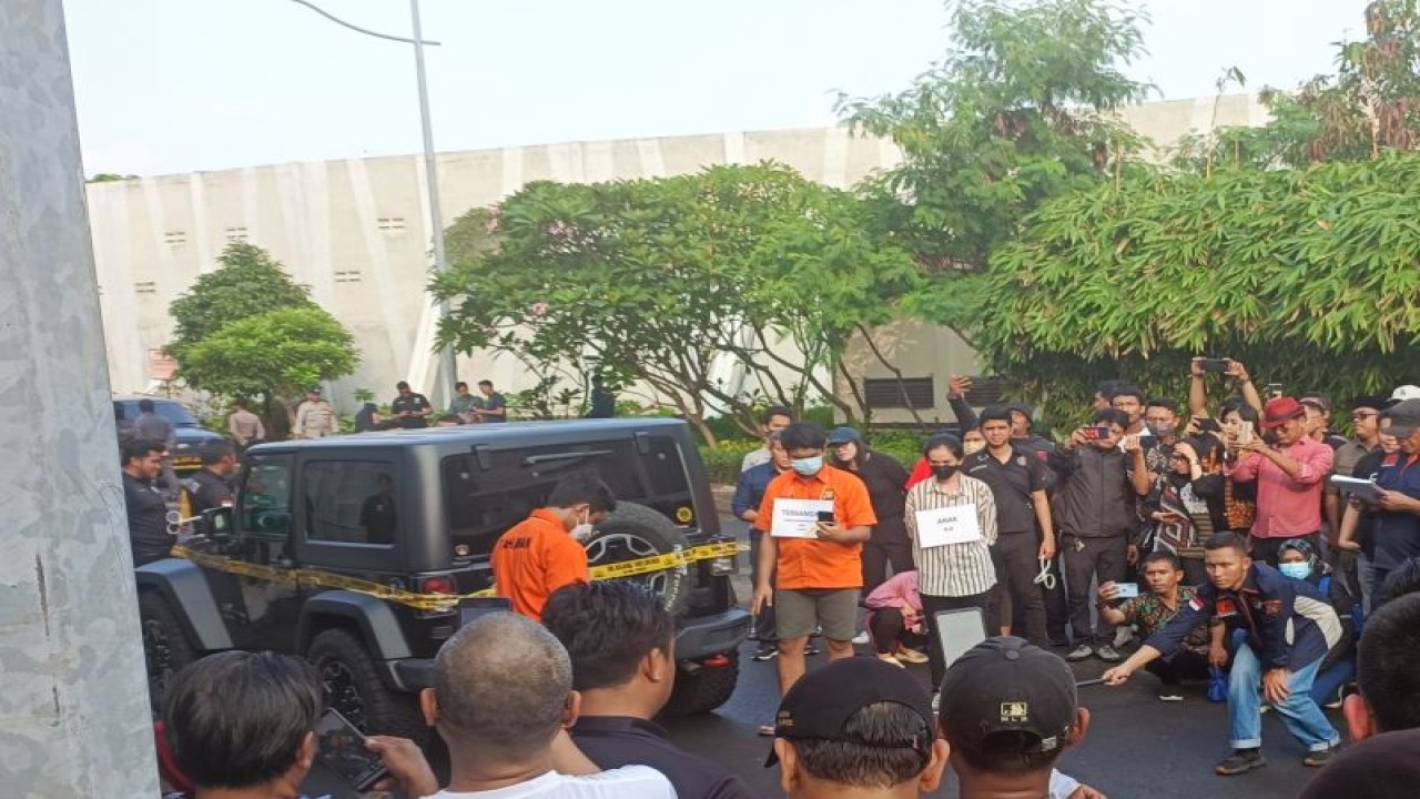 Tersangka MDS (kiri) dan SL (kanan) menggunakan baju tahanan bersama pemeran pengganti AG (baju garis-garis) sedang memperagakan adegan dalam rekonstruksi ulang di Jakarta Selatan, Jumat (10/3/2023).(ANTARA/Ilham Kausar)