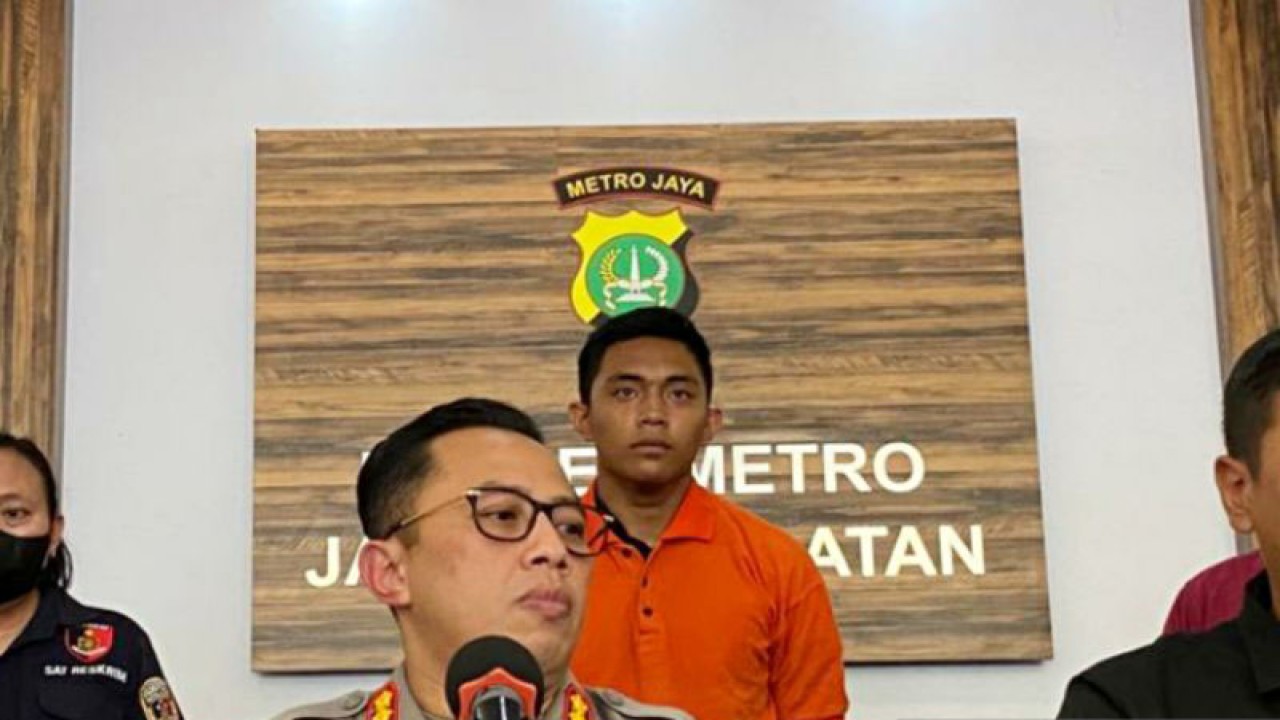 Tersangka berinisial MDS berumur 20 tahun (baju orange) yang diduga menganiaya korban berinisial D (17) di kawasan Ulujami, Pesanggrahan, Jakarta, Rabu (22/2/2023). ANTARA/Luthfia Miranda Putri