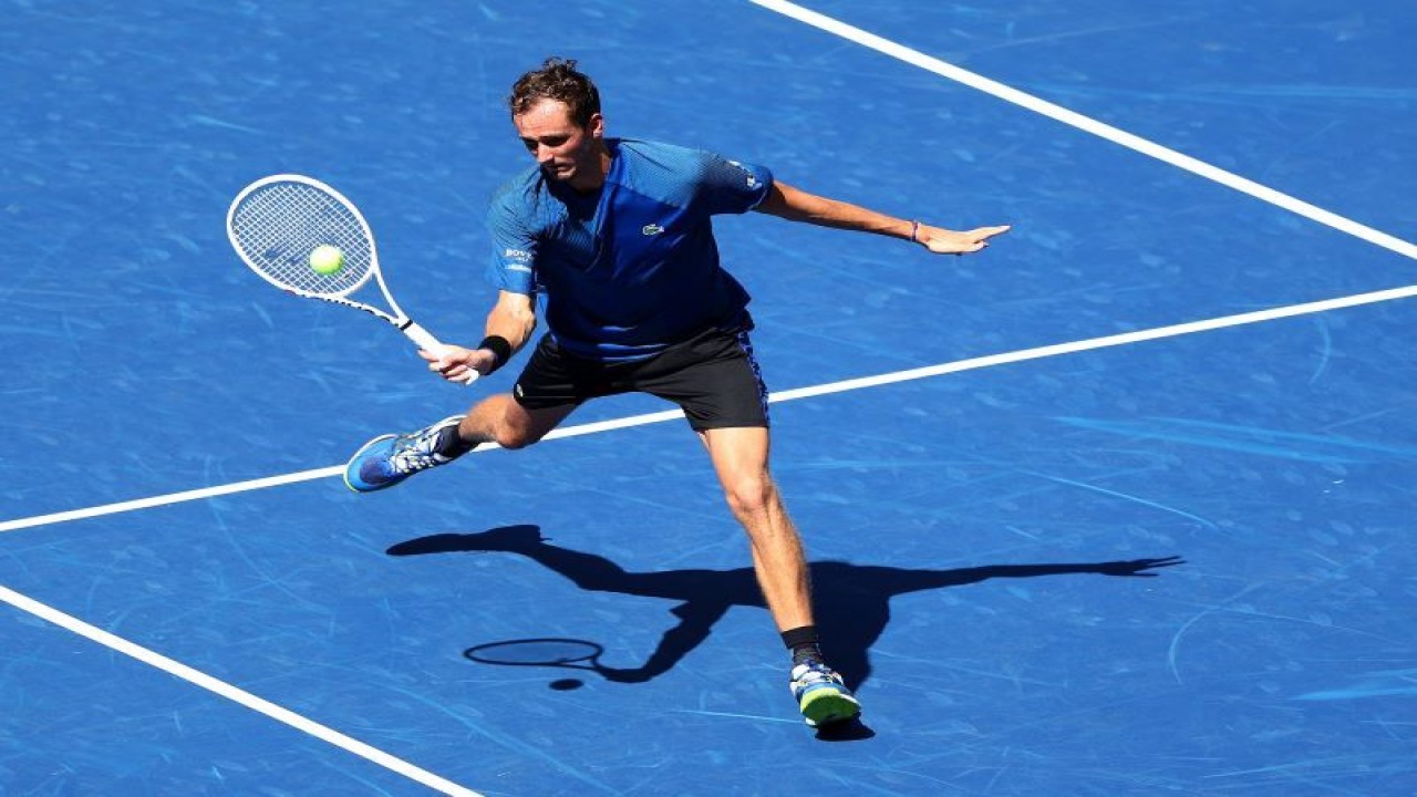 Danill Medvedev melepaskan pukulan forehand melawan Stefan Kozlov dari AS pada putaran pertama tunggal putra US Open di USTA Billie Jean King National Tennis Center, New York, 29 Agustus 2022. (ELSA / GETTY IMAGES NORTH AMERICA / Getty Images via AFP)