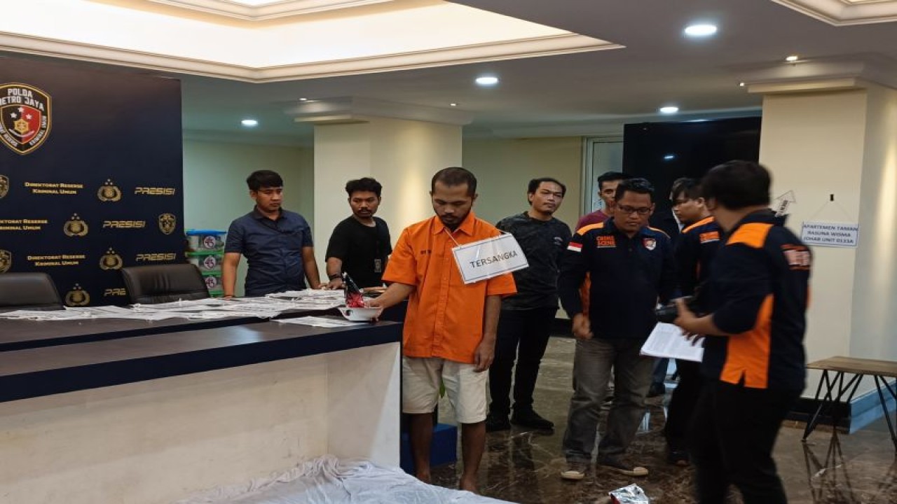 Tersangka MEL (baju tahanan) saat melakukan rekonstruksi ulang pembunuhan di Direktorat Kriminal Umum Polda Metro Jaya, Rabu (1/3/2023). (ANTARA/Ilham Kausar)