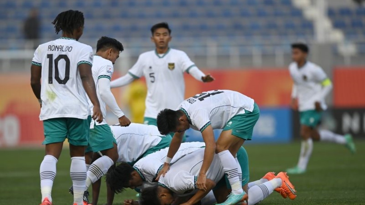 Pemain Timnas U-20 Indonesia Hokky Caraka (bawah) melakukan sujud seusai berhasil mencetak gol ke gawang Timnas U-20 Suriah dalam kualifikasi Grup A Piala Asia U-20 di Stadion Lokomotiv, Tashkent, Uzbekistan, Sabtu (4/3/2023). Timnas U-20 Indonesia berhasil menang 1-0 atas Timnas U-20 Suriah. ANTARA FOTO/Sigid Kurniawan/nz. (ANTARA FOTO/SIGID KURNIAWAN)