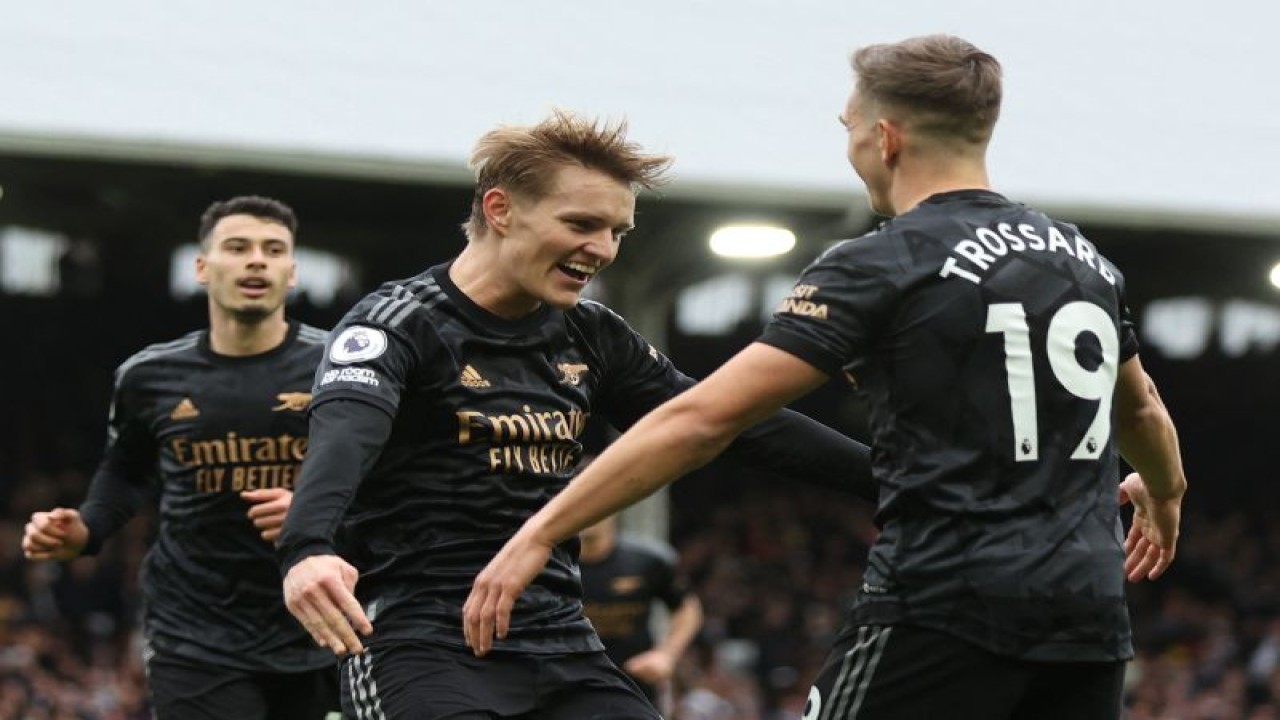 Selebrasi Martin Odegaard (tengah) setelaah mencetak gol ketiga Arsenal dalam pertandingan Liga Premier Inggris pekan ke-27 lawan Fulham di Craven Cottage, London pada 12 Maret 2023. ANTARA/REUTERS/DAVID KLEIN