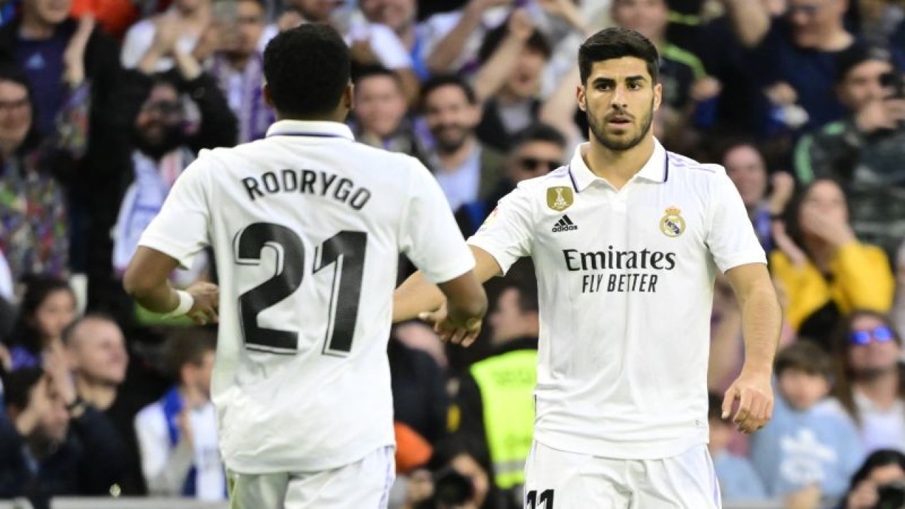 Selebrasi Marco Asensio (kanan) setelah mencetak gol ketiga Real Madrid dalam pertandingan Liga Spanyol pekan ke-26 lawan Espanyol di Santiago Bernabeu pada 11 Maret 2023. ANTARA/AFP/JAVIER SORIANO