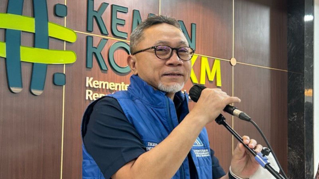 Menteri Perdagangan (Mendag) Zulkifli Hasan ditemui usai menghadiri rapat bersama Menteri Koperasi dan Usaha Kecil dan Menengah (MenkopUKM) di Jakarta, Senin (27/3/2023). (ANTARA/Maria Cicilia Galuh)