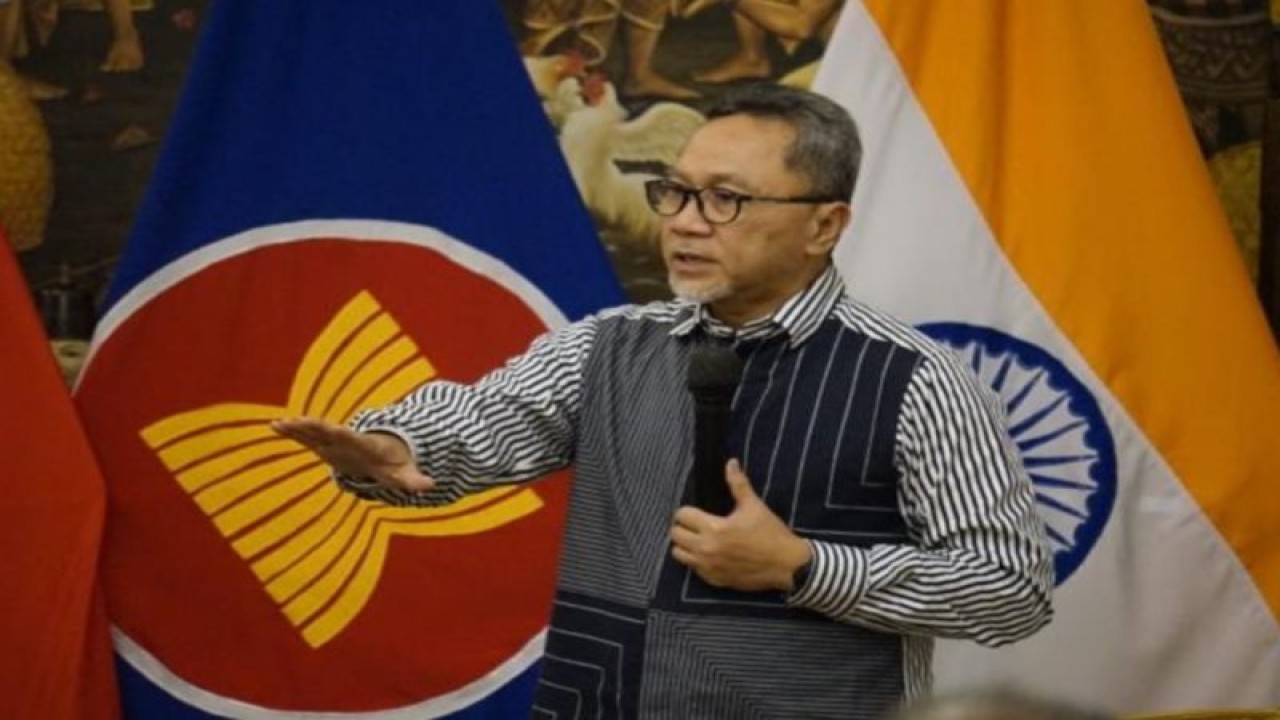 Menteri Perdagangan (Mendag) Zulkifli Hasan saat diskusi bersama Persatuan Pelajar Indonesia (PPI) di Kedutaan Besar RI di New Delhi, India pada Senin (13/3/2023). (ANTARA/Ho/Kementerian Perdagangan/dok.Pri)