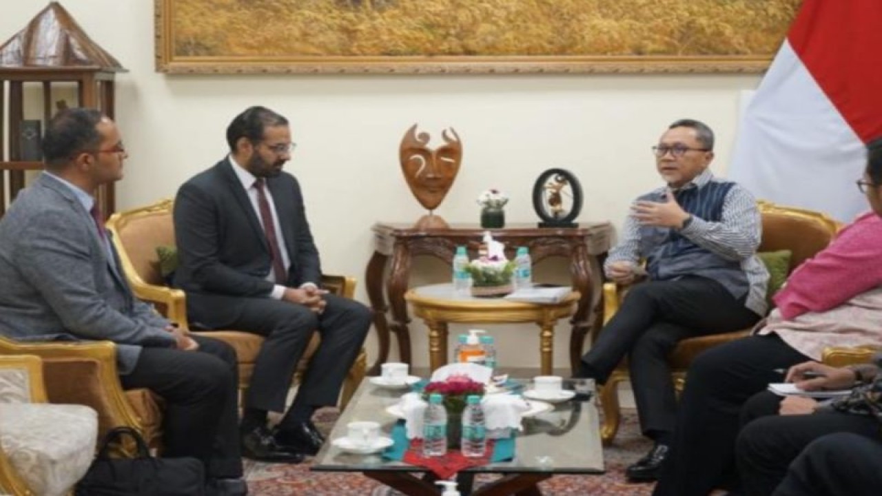 Menteri Perdagangan (Mendag) Zulkifli Hasan dalam saat mengunjungi Wakil Direktur Pengembangan Korporat Apollo Hospitals Enterprise Harinder Singh Sidhu di New Delhi, India pada Senin (13/3/2023). (ANTARA/Ho/Kementerian Perdagangan/dok.Pri)