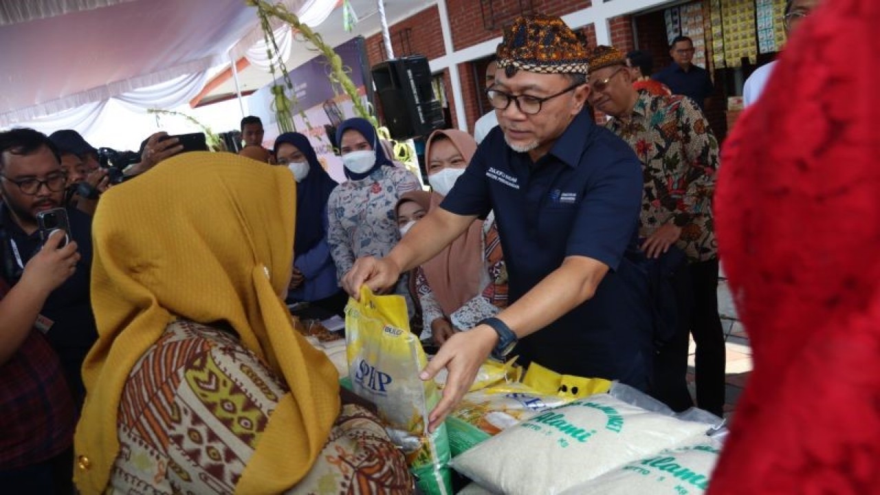 Menteri Perdagangan (Mendag), Zulkifli Hasan membagikan beras ke masyarakat usai meresmikan pasar rakyat dan tematik Ketidur, Kelurahan Surodinawan, Kota Mojokerto, Jawa Timur, Senin (20/3/2023). Mendag meresmikan lima pasar di Kota Mojokerto yakni, pasar rakyat dan tematik Ketidur, pusat kuliner Skywalk Majapahit, pasar hewan sekar putih dan pusat grosir sepatu. ANTARA FOTO/Syaiful Arif/foc. (ANTARA FOTO/SYAIFUL ARIF)