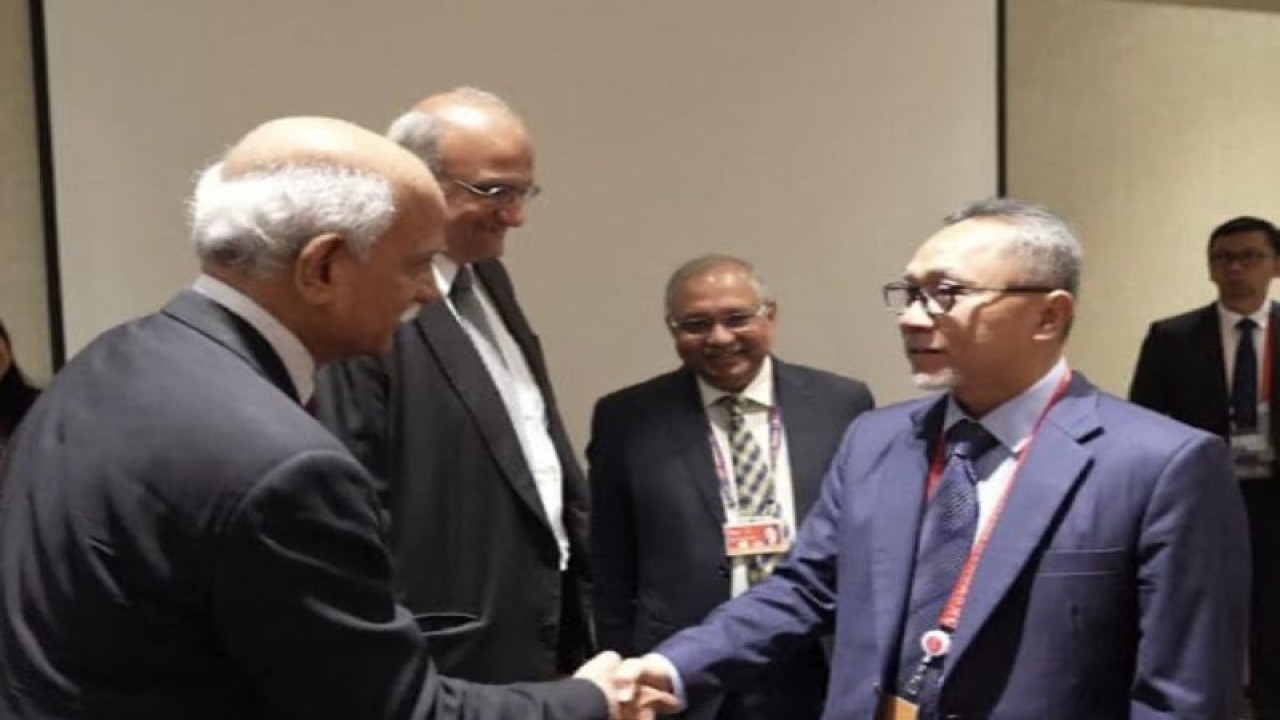Foto Dokumen - Menteri Perdagangan Zulkifli Hasan (kanan) saat bertemu Direktur Jenderal Konfederasi Industri India atau The Confederation of Indian Industry (CII) Candrajeet Banarje di sela perhelatan Konferensi Tingkat Tinggi (KTT) G20 di Bali, November 2022. ANTARA/ HO-Biro Humas Kementerian Perdagangan.