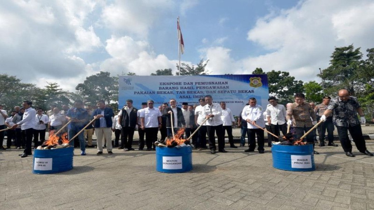 Menteri Perdagangan (Mendag) Zulkifli Hasan saat memusnahkan 730 bal pakaian, sepatu, dan tas bekas yang diduga asal impor senilai kurang lebih Rp10 miliar guna di Terminal Tipe A Bandar Raya Payung Sekaki di Pekanbaru, Riau, Jumat (17/3/2023). (ANTARA/Ho/Kementerian Perdagangan/dok.Pri)