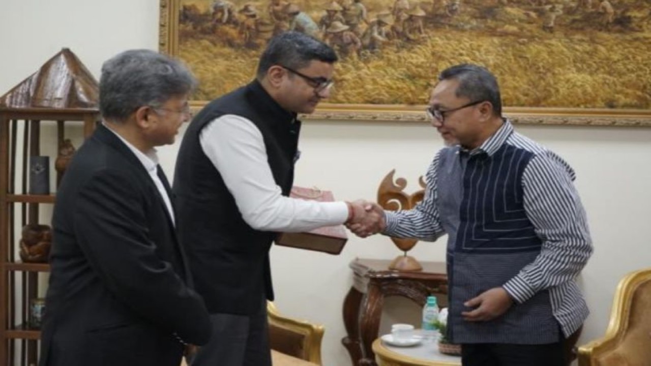 Menteri Perdagangan (Mendag) Zulkifli Hasan (kiri) bertemu dengan Presiden Federasi Kamar Dagang dan Industri India (The Federation of Indian Chambers of Commerce & Industry/FICCI) Subhrakant Panda (kanan) di New Delhi, India, Senin (13/3/2023). (ANTARA/Ho/Kementerian Perdagangan/dok.Pri)