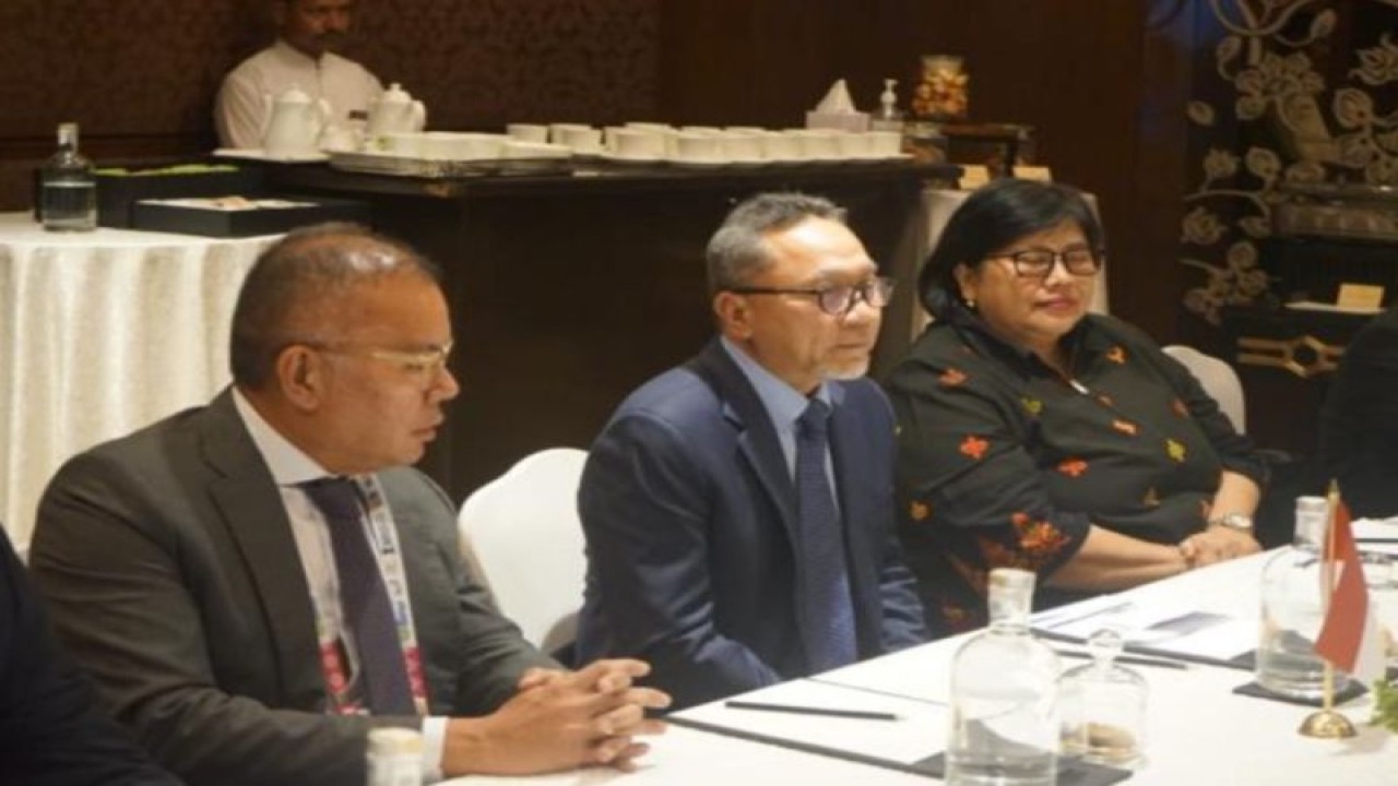 Menteri Perdagangan (Mendag) Zulkifli Hasan saat bertemu dengan Menteri Ekonomi Uni Emirat Arab (UEA) Abdullah bin Touq Al Marri di New Delhi, India, Selasa (14/3/2023). ANTARA/HO-Kementerian Perdagangan.