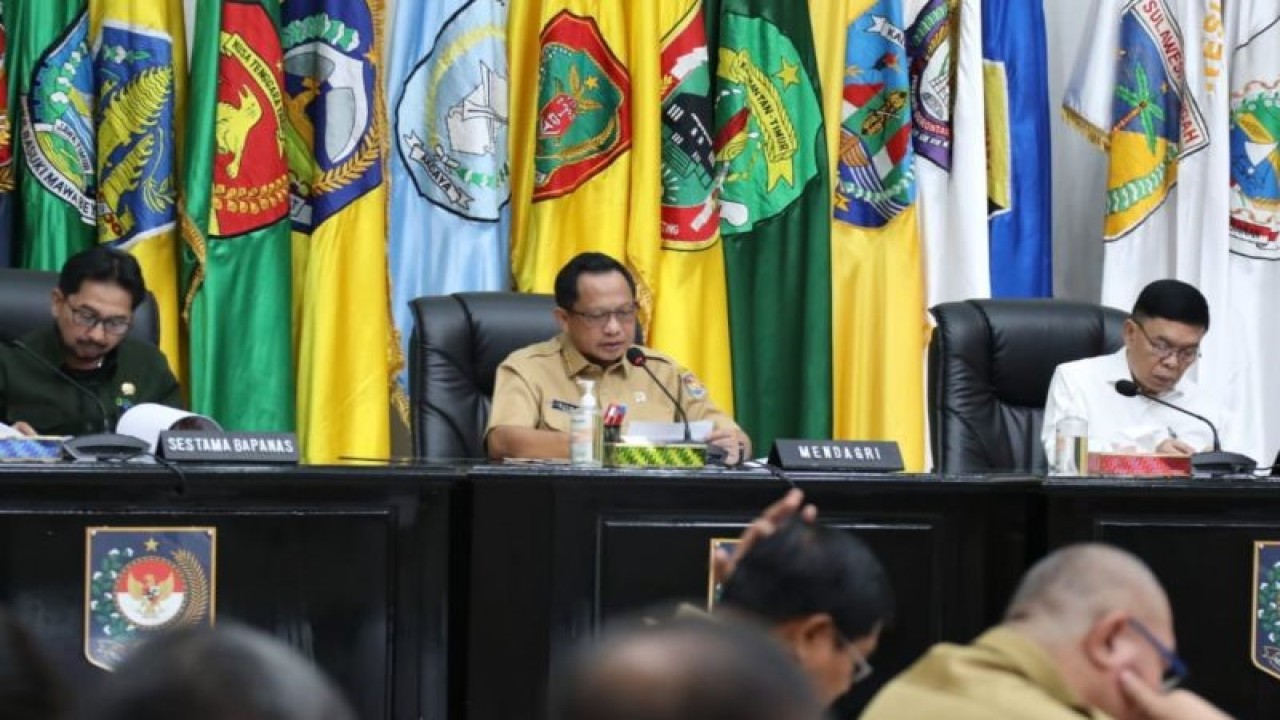 Menteri Dalam Negeri (Mendagri) Muhammad Tito Karnavian dalam Rapat Koordinasi (Rakor) Pengendalian Inflasi Daerah yang digelar secara hibrid dari Gedung Sasana Bhakti Praja (SBP), Kantor Pusat Kementerian Dalam Negeri (Kemendagri), Jakarta, Senin (27/3/2023). ANTARA/HO-Humas Puspen Kemendagri
