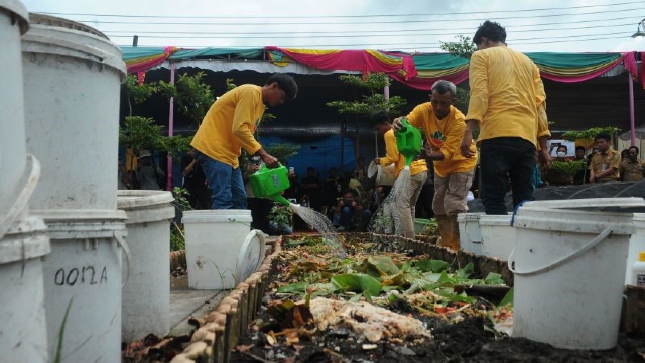 Sejumlah pekerja mendemonstrasikan penggunaan sampah yang dipadu biowash promic sebagai pupuk organik pada peringatan Hari Peduli Sampah Sedunia di Kebun Buddhi Kabupaten Banyuasin. Sumatra Selatan, Selasa (28/2/2023). ANTARA FOTO/Feny Selly/rwa. (ANTARA FOTO/FENY SELLY)