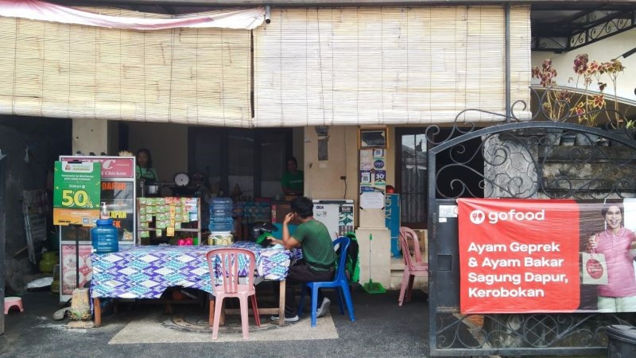 Pelaku UMKM kuliner menyiapkan pesanan konsumen berbasis aplikasi di Dalung Permai, Kabupaten Badung, Bali, Jumat (17/3/2023). ANTARA/Dewa Ketut Sudiarta Wiguna