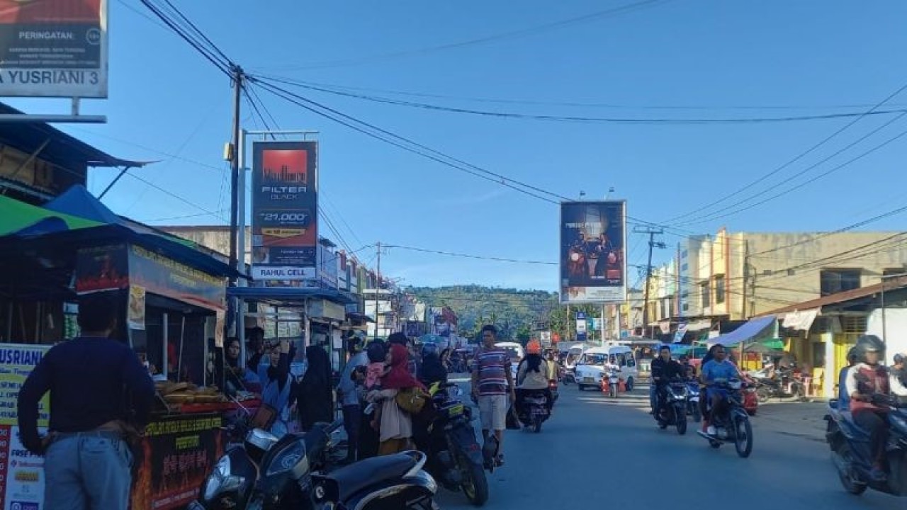 Warga Kota Jayapura beragam Islam saat membeli takjil di ruas jalan Distrik Abepura (ANTARA/Ardiles Leloltery)