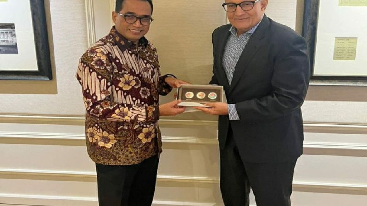 Menhub RI Budi Karya Sumadi (kiri) bertemu dengan Menteri Transportasi Singapura Iswaran pada Rabu (15/3/2023) membahas penguatan kerja sama kedua negara, khususnya di sektor transportasi. ANTARA/HO-Biro Komunikasi dan Informasi Publik Kemenhub