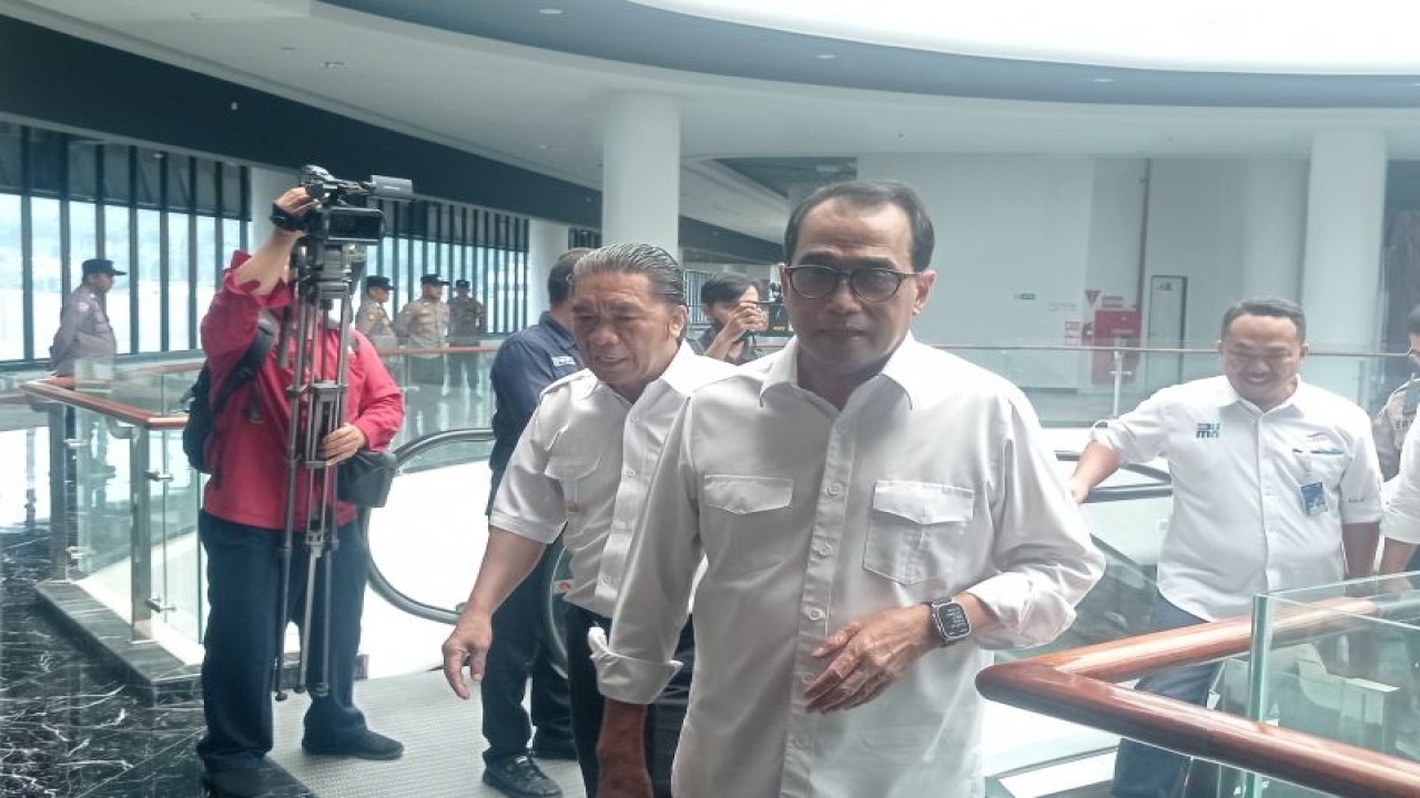 Menteri Perhubungan Budi Karya Sumadi menyatakan pemudik angkutan lebaran tahun 2023 atau 1444 Hijriah diprediksikan terjadi kenaikan hingga mencapai 123 juta dari tahun sebelumnya 85 juta. ANTARA/Mansyur Suryana