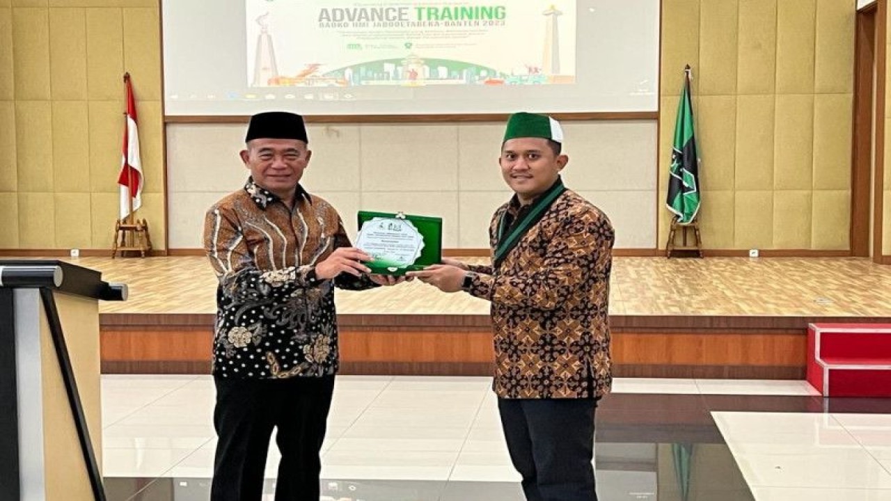 Menteri Koordinator Pembangunan Manusia dan Kebudayaan Republik Indonesia (Menko PMK RI) Muhadjir Effendy bersama Ketua Umum Badko HMI Jabodetabek-Banten M. Adhiya Muzakki. (01/03/2023) (ANTARA/HO-Dokumen Pribadi)