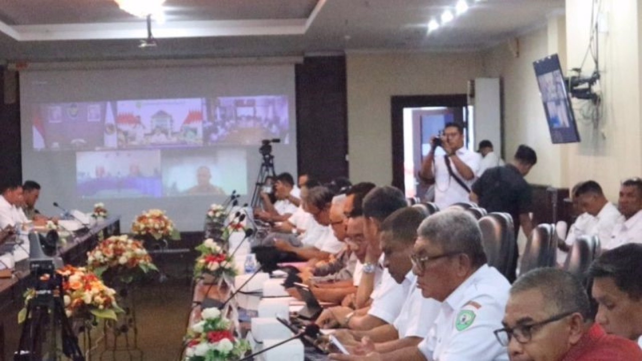 Rapat Percepatan Penurunan Stunting dan kemiskinan ekstrem di Maluku yang digelar Kemenko PMK secara hibrida di Ambon, Kamis (9/3/2023). (FOTO ANTARA/Antara/DedyAzis)