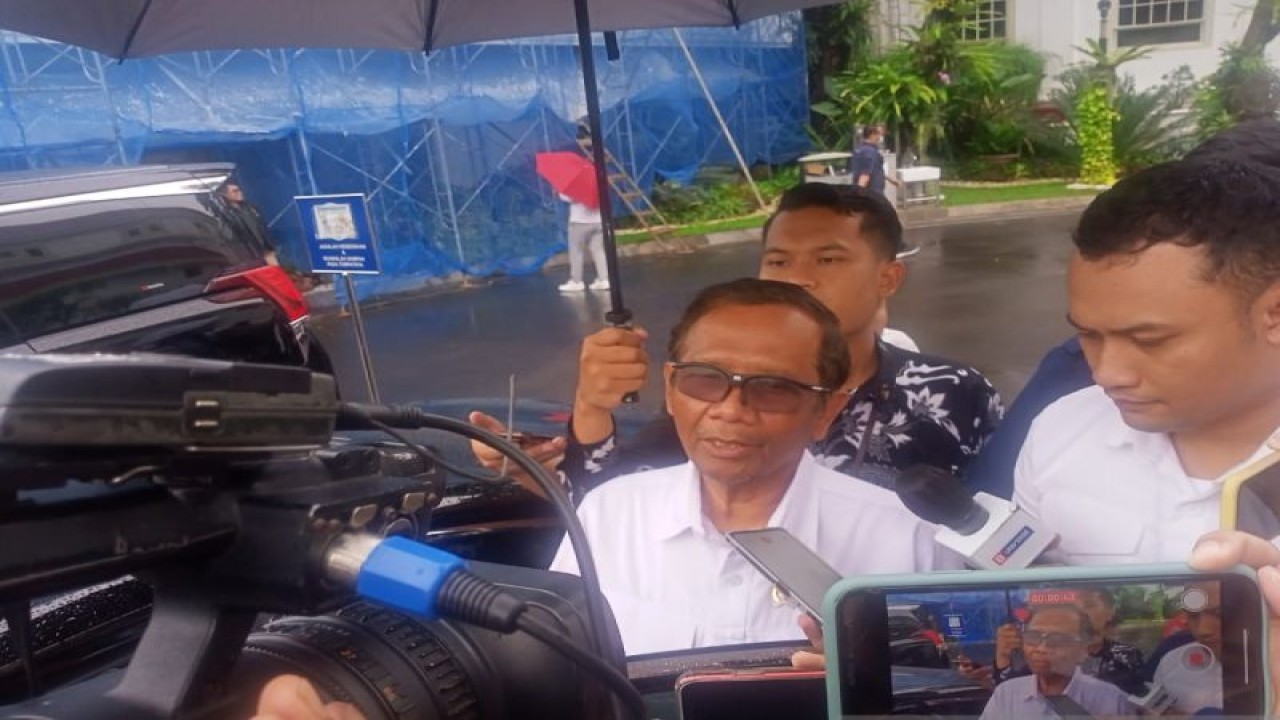 Menko Polhukam Mahfud MD memberikan keterangan kepada wartawan di Istana Kepresidenan Jakarta, Kamis (2/3/2023). ANTARA/Rangga Pandu Asmara Jingga