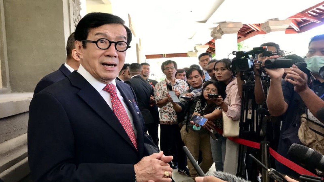 Menkumham RI Yasonna Laoly (kiri) memberikan keterangan usai penandatanganan perjanjian kerja sama ekstradisi antara Indonesia dan Rusia di Nusa Dua, Bali, Jumat (31/3/2023). (ANTARA/Genta Tenri Mawangi)