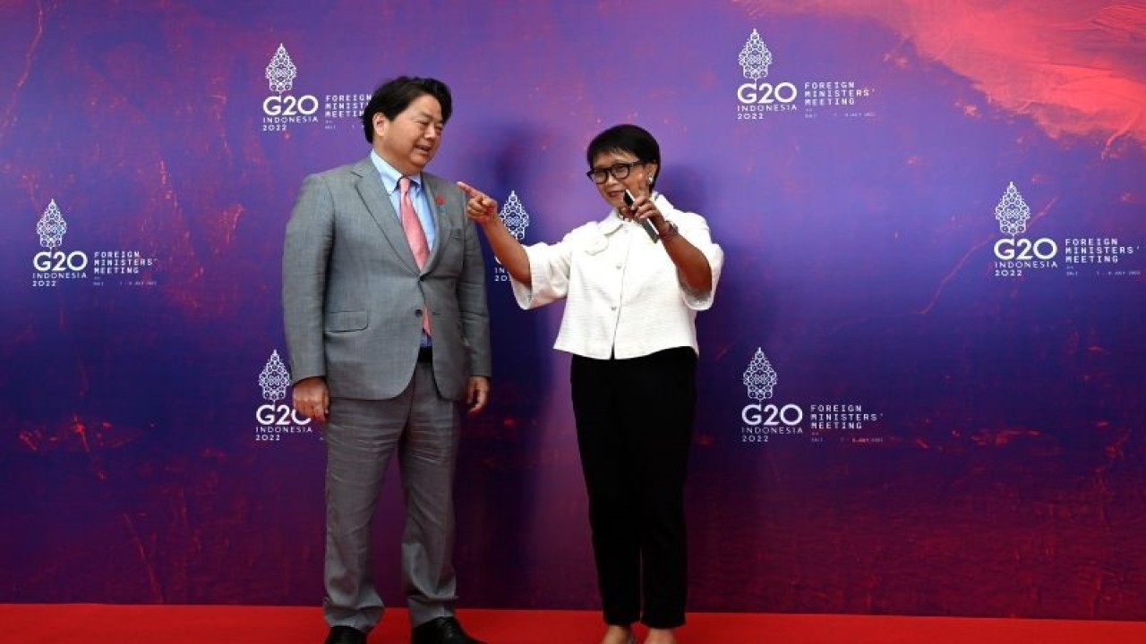 Arsip - Menteri Luar Negeri Retno Marsudi (kanan) menyambut Menteri Luar Negeri Jepang Yoshimasa Hayashi dalam Pertemuan Menteri Luar Negeri G20 di Nusa Dua, Bali, Jumat (8/7/2022). ANTARA FOTO/POOL/Sigid Kurniawan/rwa