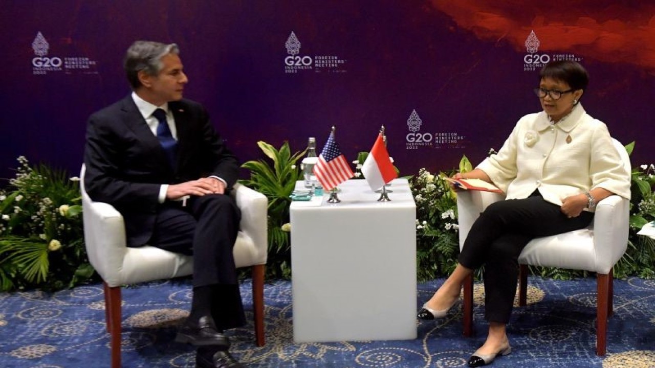 Arsip - Menteri Luar Negeri Retno Marsudi (kanan) melakukan pertemuan bilateral dengan Menlu Amerika Serikat Antony Blinken (kiri) di sela Pertemuan Menteri Luar Negeri G20 di Nusa Dua, Bali, Jumat (8/7/2022). ANTARA FOTO/POOL/Nyoman Budhiana/sgd/hp.