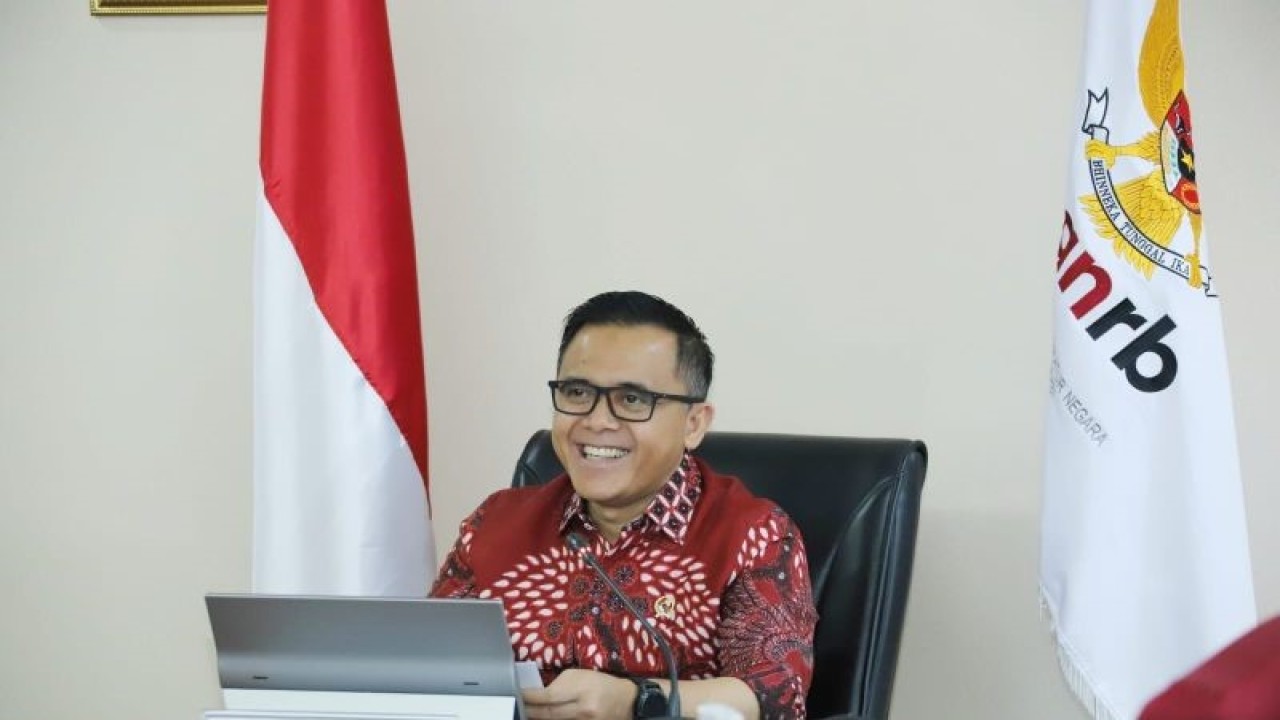 Menteri Pendayagunaan Aparatur Negara dan Reformasi Birokrasi (PAN-RB) Abdullah Azwar Anas saat memberikan keterangan pers mengenai THR dan gaji ke-13, di Jakarta, Rabu (29/3/2023). ANTARA/HO-Humas Kementerian PAN-RB