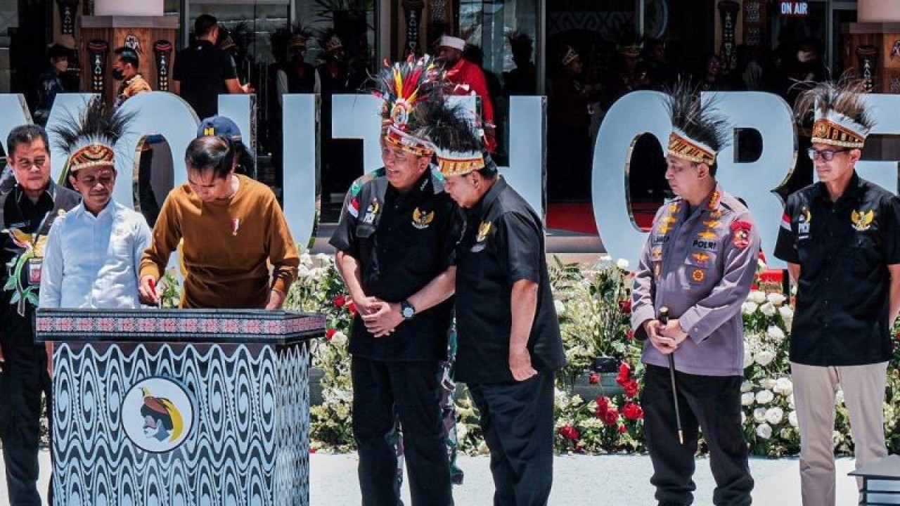 Presiden bersama Menteri Pariwisata dan Ekonomi Kreatif meresmikan "Papua Youth Creative Hub" di Jayapura, Selasa (22/03/2023) (ANTARA/H.O Kemenparekraf)