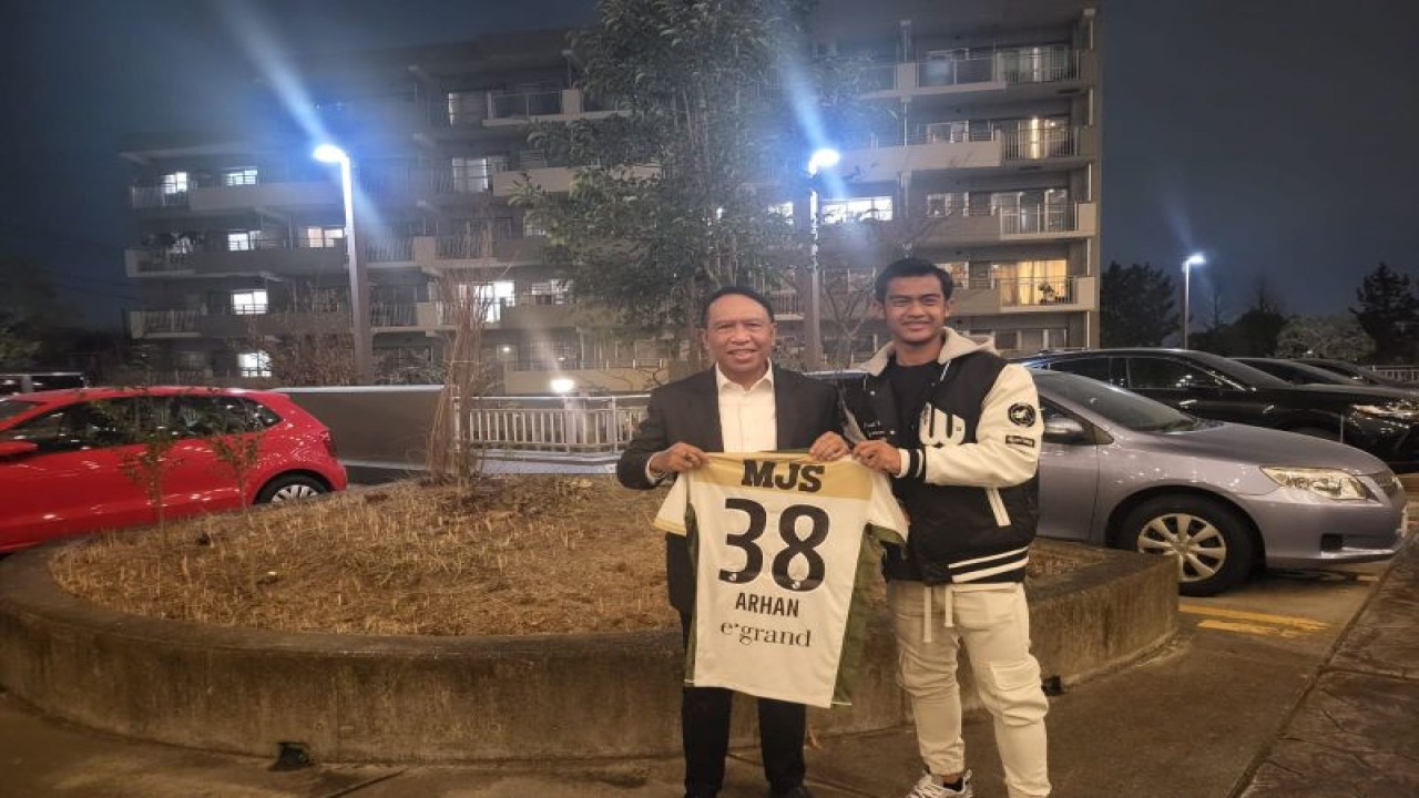 Menteri Pemuda dan Olahraga Republik Indonesia (Menpora RI) Zainudin Amali (kiri) berfoto bersama pesepakbola Indonesia yang saat ini sedang bermain di klub J-League 2, Tokyo Ferdy, Pratama Arhan (kanan) dalam kunjungan kerja ke Tokyo, Jepang, pada 28 Februari hingga 2 Maret 2023. (ANTARA/HO-Kemenpora RI)