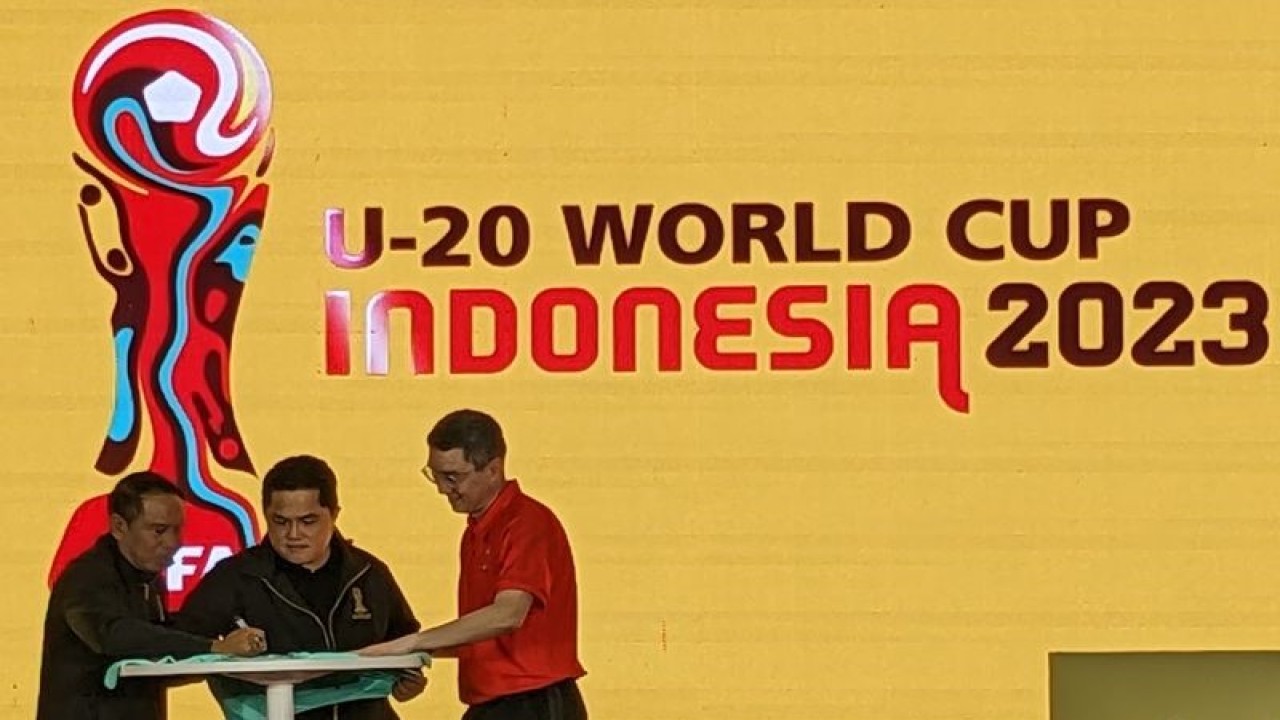 Ketua Umum PSSI Erick Thohir (tengah) bersama Menteri Pemuda dan Olahraga (Menpora) Zainudin Amali (kiri) menandatangani nota kesepahaman dengan pemegang lisensi produk Piala Dunia U-20 2023 PT Juara Raga Adidaya (JUARAGA), yang diwakili CEO-nya Mochtar Sarman (kanan), di Jakarta, Rabu (8/3/2023). (ANTARA/Michael Siahaan)