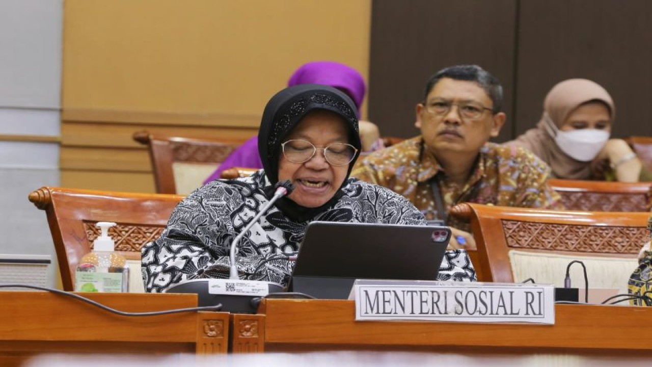 Menteri Sosial Tri Rismaharini dalam rapat dengar pendapat bersama Komisi VII DPR RI di Jakarta, Selasa (28/3/2023). (Antara/HO-Kemensos)