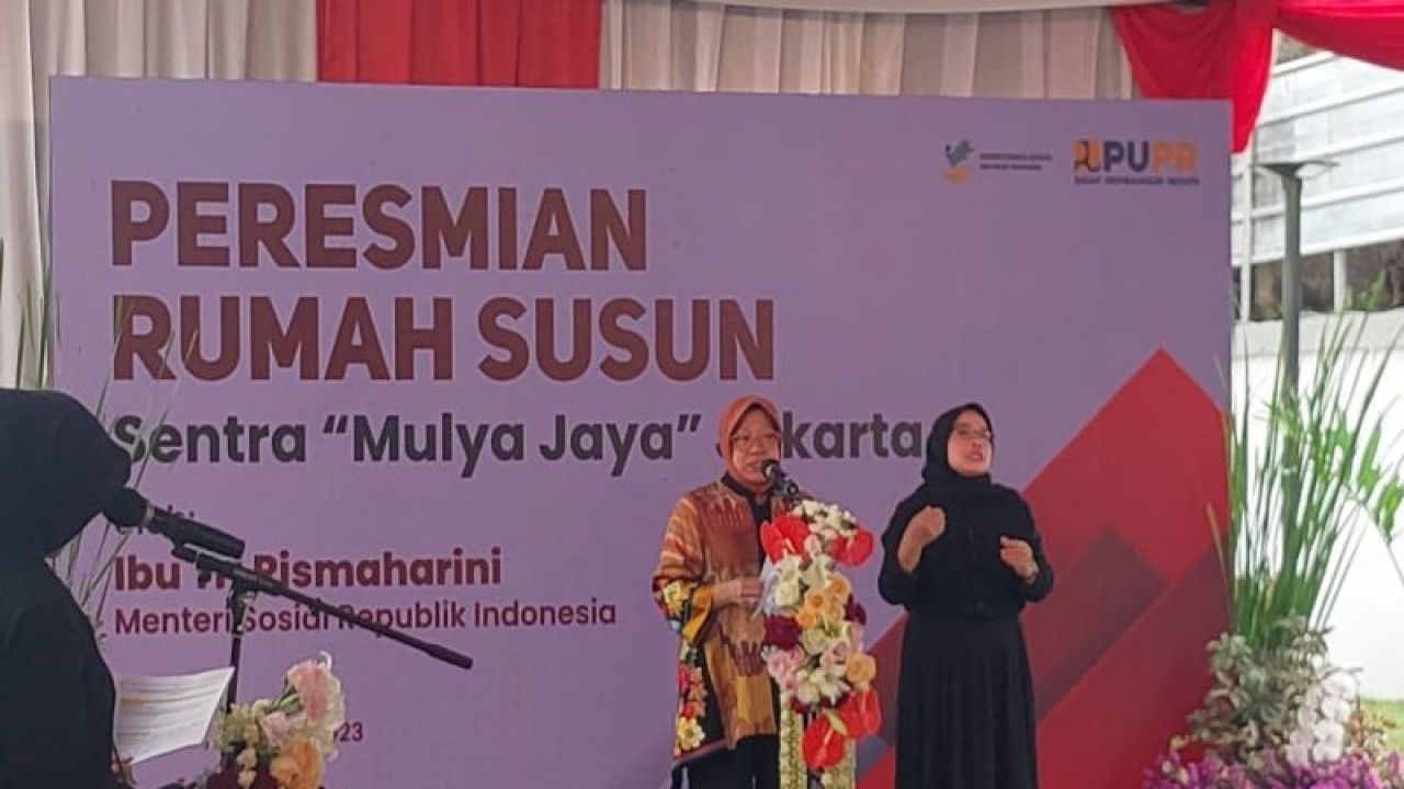 Menteri Sosial Tri Rismaharini meresmikan rumah susun Sentra Mulya Jaya untuk memberikan layanan PPKS di Jakarta, Jumat (31/3/2023). (ANTARA/Devi Nindy)